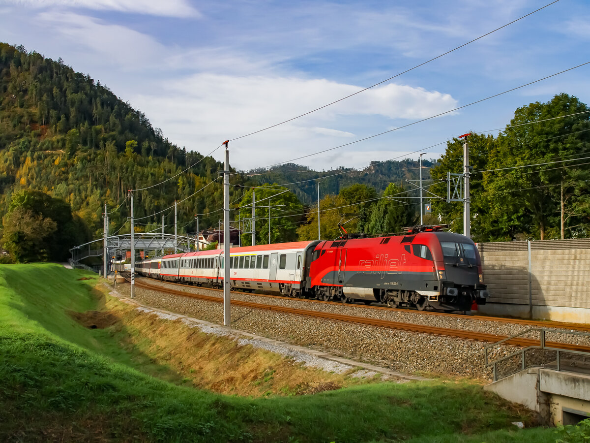Stübing. Am 09.10.2023 verkehrte der Eurocity 164 von Graz nach Zürich über Salzburg mit der ÖBB railjet-Lok 1116 220 vorne. Das Gespann konnte von mir bei Stübing aufgenommen werden.