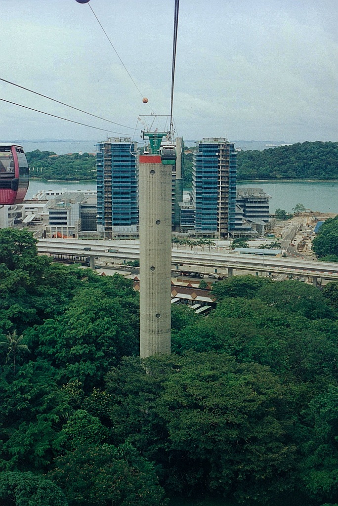 Stützturm 1 der Singapore Cable Car MFLG Mount Faber-Linie, Tragseilhöhe 80 m über dem Meer. Bild vom 08.Mai 2002. (Fotoscan)