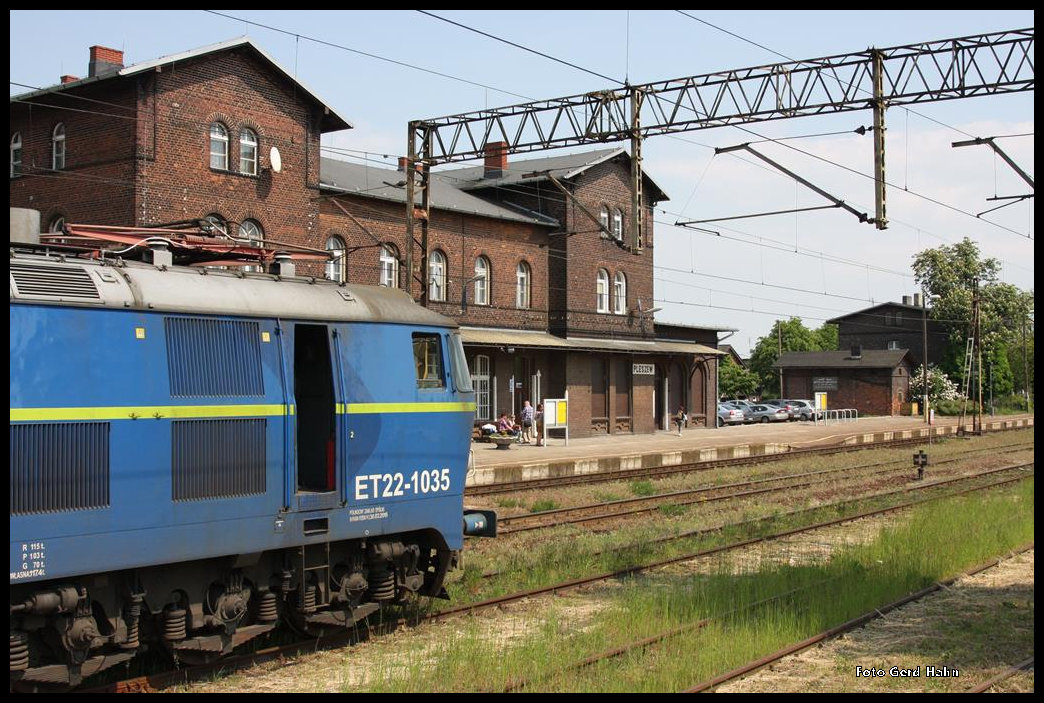 Stundenlang musste ET 22-1035 im Bahnhof Pleszew mit ihrem Güterzug in Richtung Ostrow stehen bleiben. Eine Weichenstörung am 20.5.2016 verhinderte die Weiterfahrt!
Hinter dem Bahngebäude endet übrigens die noch im Personenzugverkehr betriebene Schmalspurbahn von Pleszew Miasto.
