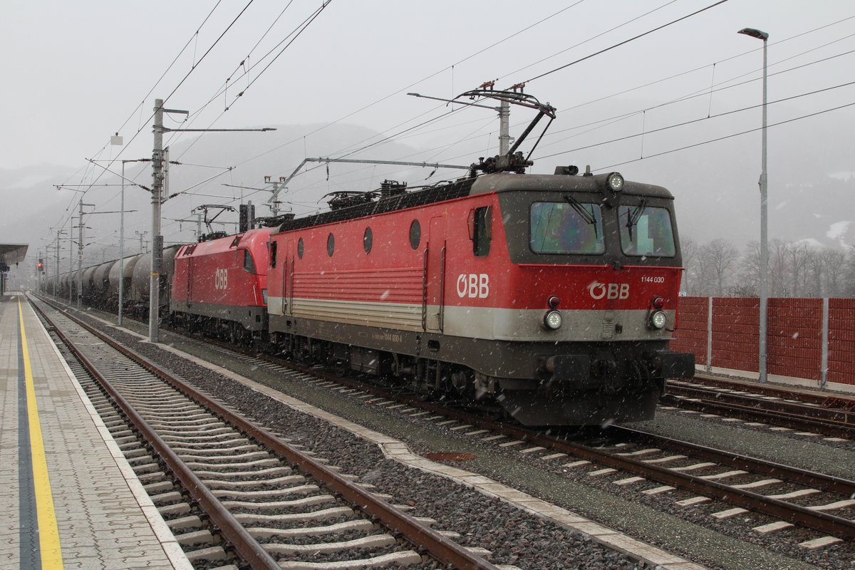 Sturm und Schnee sorgte in den vergangenen Tagen für Chaos auf der Südbahn zwischen Bruck/Mur und Graz. Umgestürzte Bäume machten ein Gleis zwischen Mixnitz und Frohnleiten unpassierbar weshalb am 5.2.2020 die 1144 030 und die 1116 169 mit dem GAG49600 von Spielfeld-Straß nach Bratislava-Petrzalka im dichten Schneetreiben in Frohnleiten die Kreuzung mit einem Railjet abwarteten.