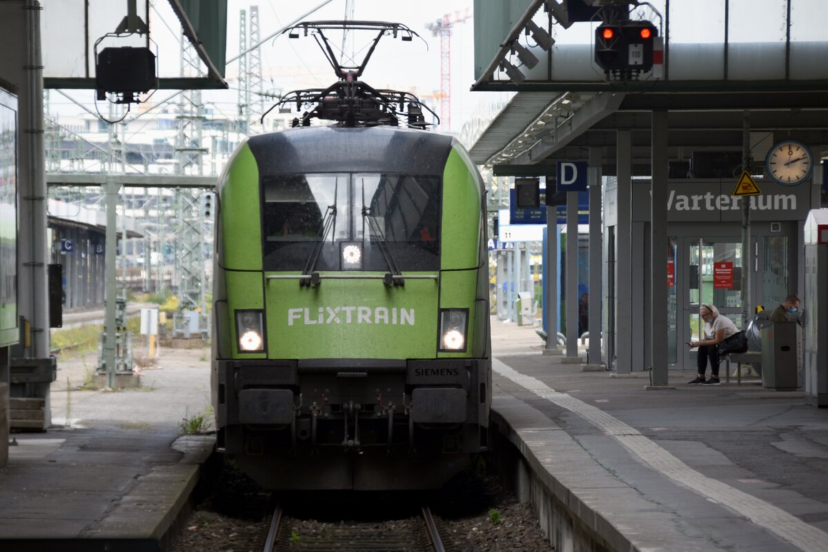STUTTGART, 20.09.2021, eine E-Lok der Baureihe 182 des Bahnbetreibers Flixtrain bei der Einfahrt in Stuttgart Hbf