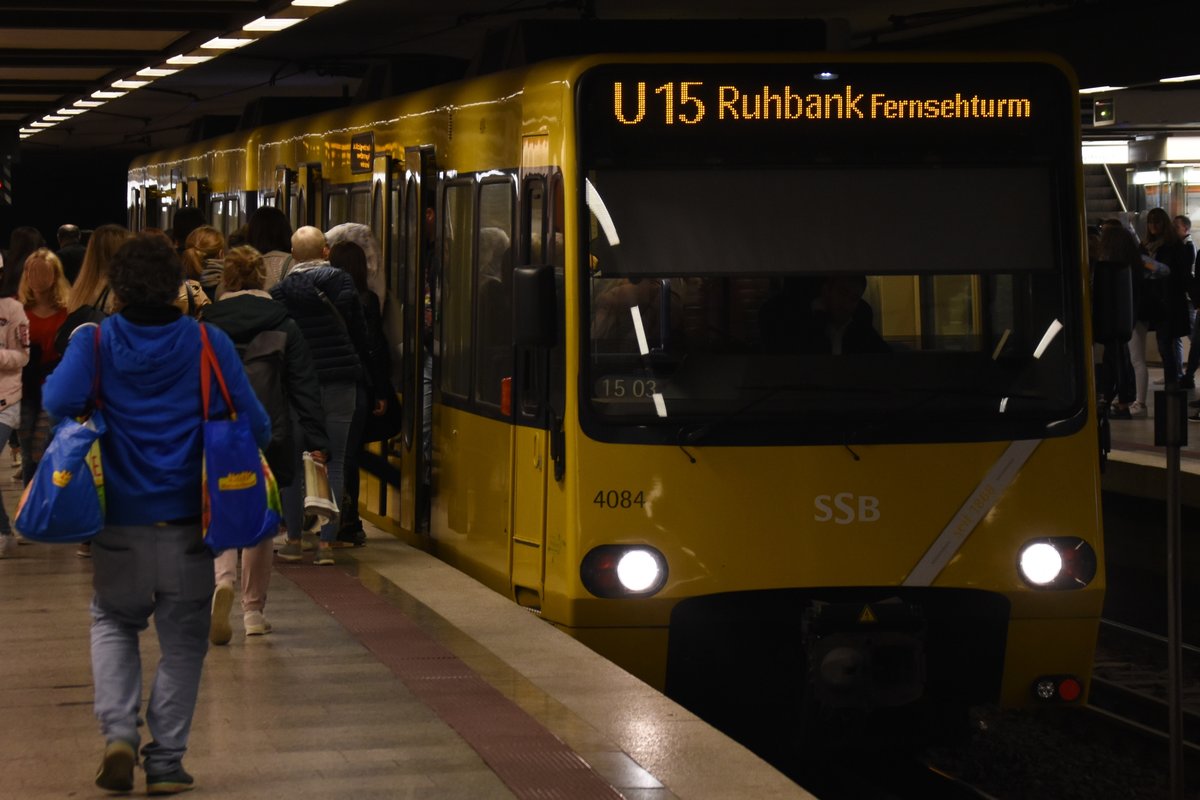 STUTTGART, 20.10.2018, Zug 4084 als U15 nach Ruhbank in der Haltestelle Hauptbahnhof/Arnulf-Klett-Platz