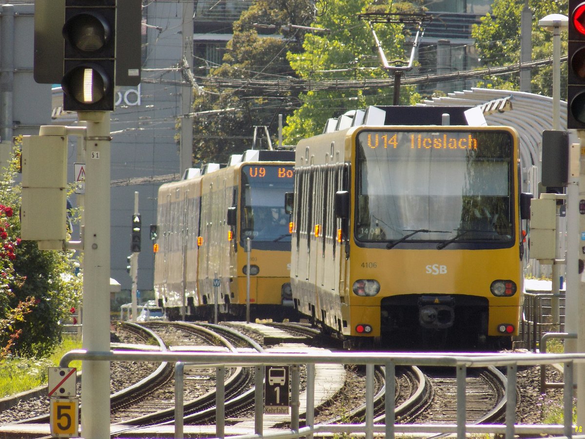 Stuttgart, als eine DT8.10 3303/3304 als U9 Richtung Vogelsang wegfährt, fährt schon die Nächste Linie U14 Richtung Heslach als DT8.S 4105/4106 an der Haltestelle Berliner Platz (Liederhalle) ein.