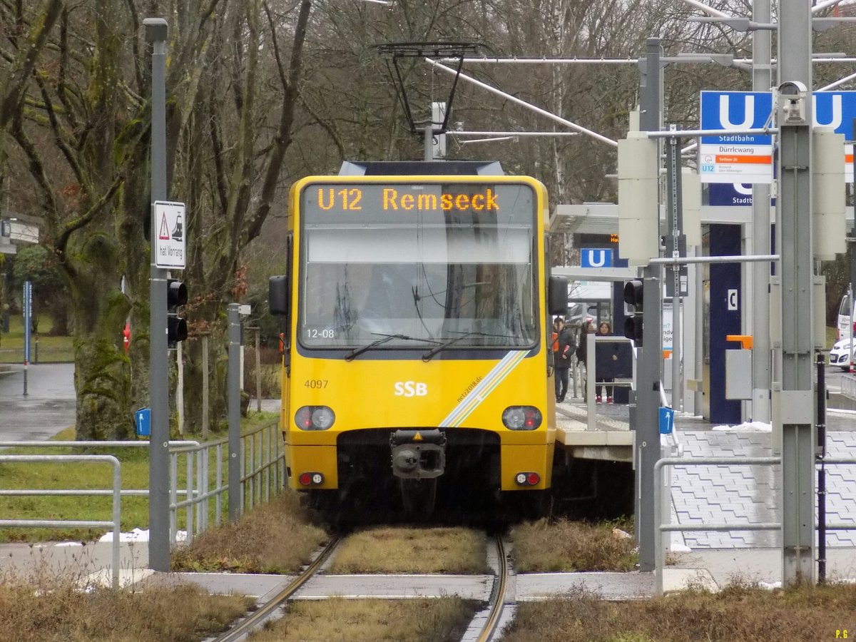 Stuttgart, Die DT8.S 4097/4098+4101/4102 steht abfahrt bereit an der Endhaltestelle Dürrlewang in Richtung Remseck als U12.