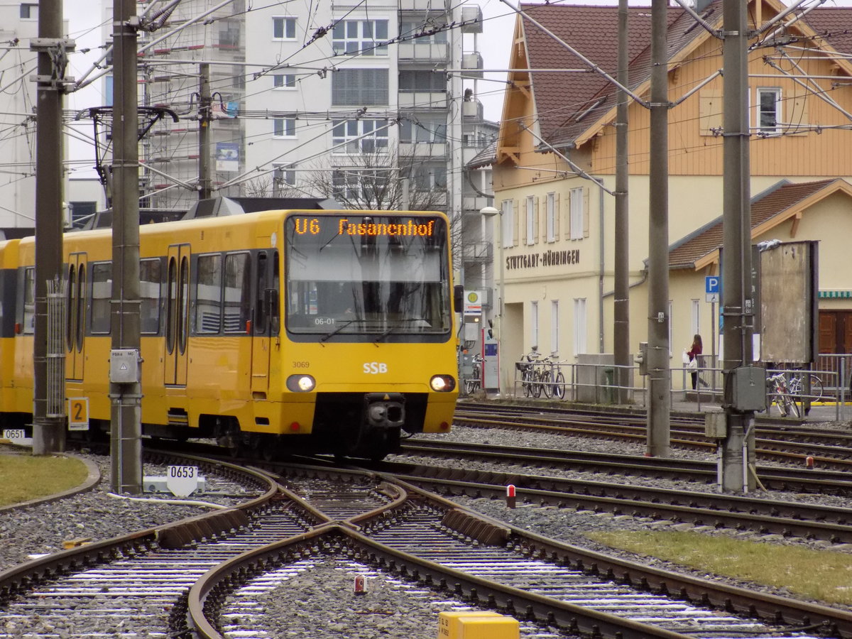 Stuttgart, eine DT8.4 3069/3070 als U6 Richtung Fasanenhof hier bei der ausfahrt von Möhringen Bahnhof.