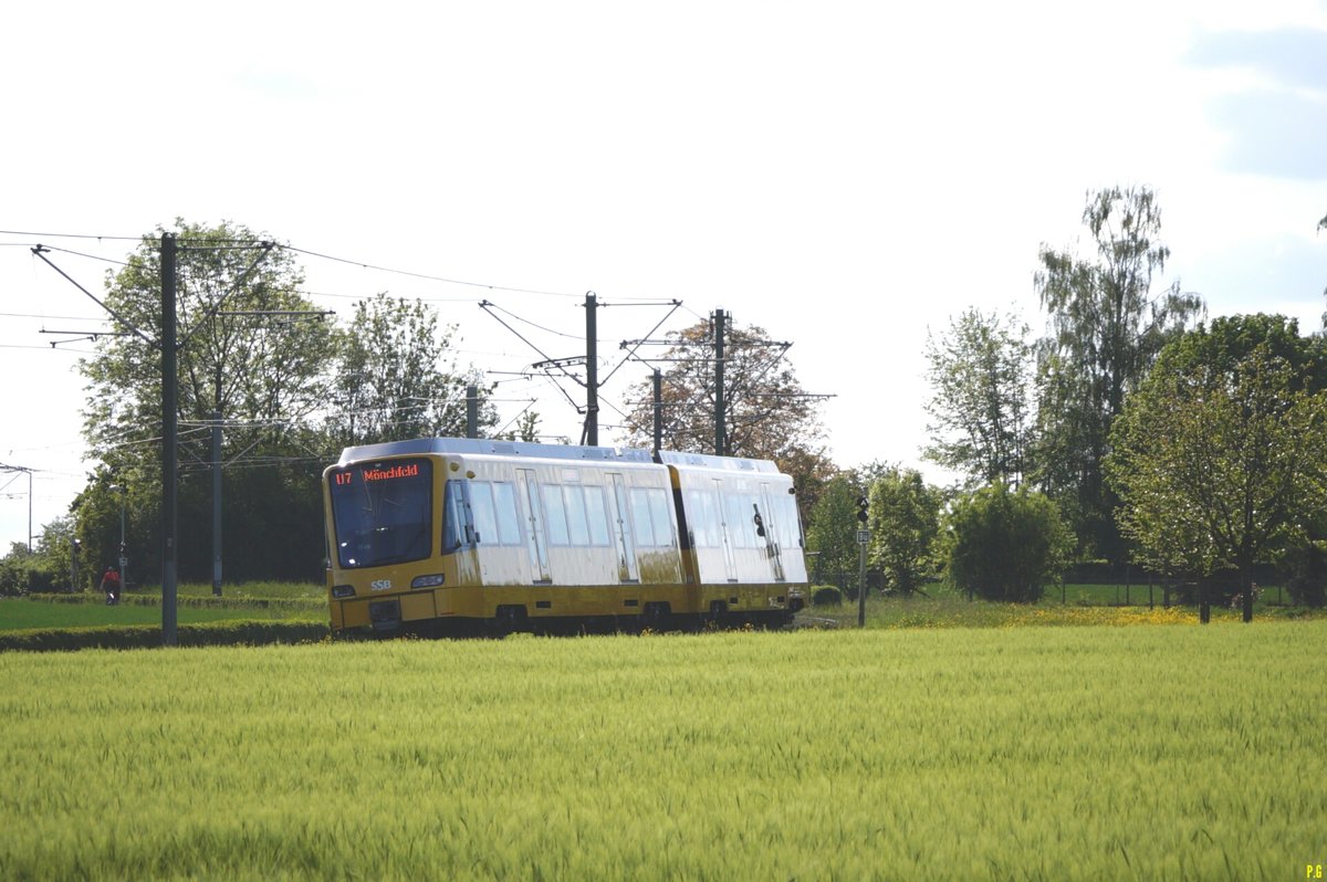 Stuttgart, ein DT8.12 als U7 Richtung Mönchfeld hier zwischen Ruit und Heumaden 