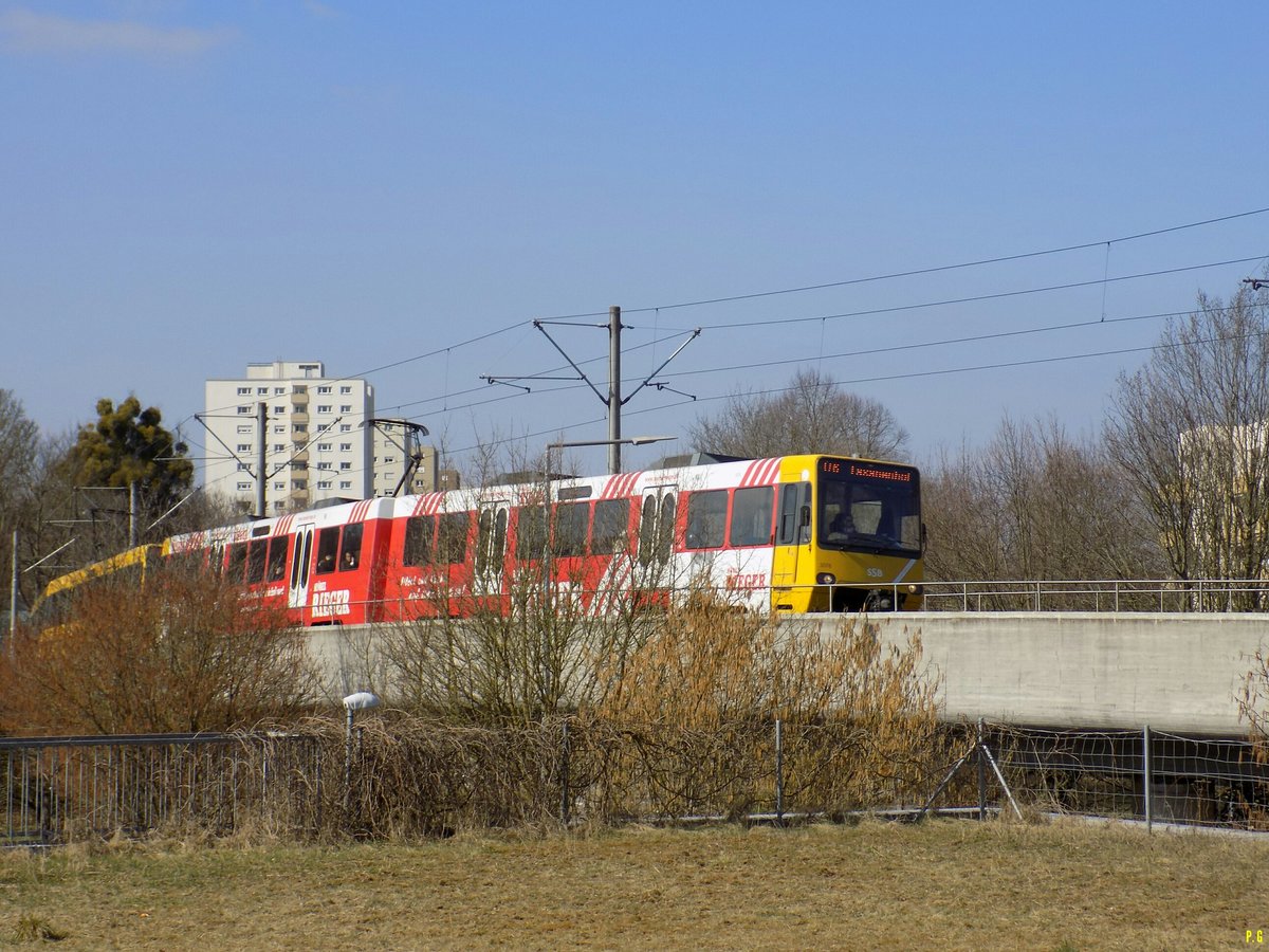 Stuttgart, Ein DT8.4 als Doppeltraktion als U6 Richtung Fasanenhof, hier zwischen Salamanderweg und Bergheimer Hof überquert die Stadtbahn die Engelbergstraße.