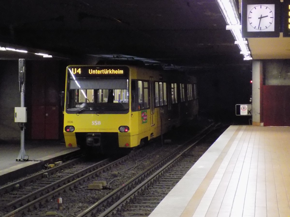Stuttgart, Eine DT8.4 3035/3036 als U4 Richtung Untertürkheim, hier an ihre ungewöhnliche Endhaltestelle Staatsgalerie beziehungsweise wenn sie von Untertürkheim Komment endet die Linie U4 an der Haltestelle Neckartor und fährt bis Staatsgalerie und kehrt, bei der Rückfahrt kann man dann aber schon in Staatsgalerie Einsteigen. Das ändert sich aber ab dem 10.12.2017, denn da fährt die Linie U4 wieder ihre gewöhnliche Strecke von Untertürkheim zum Hölderlinplatz über Charlottenplatz und Stadtmitte. 