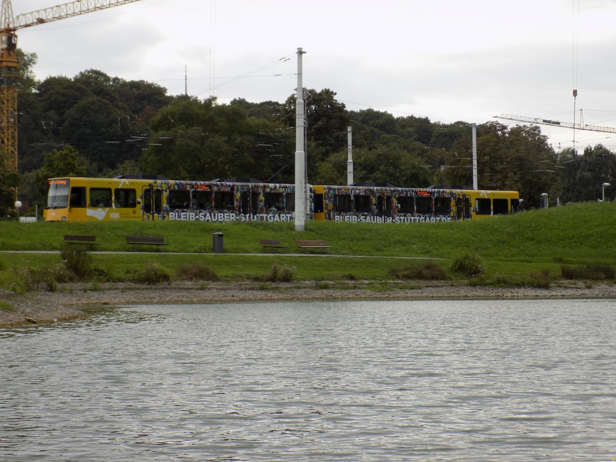 Stuttgart, Eine DT8.S 4085/4086 als U2 Richtung Botnang, hier bei der einfahrt der Haltestelle Mineralbäder.