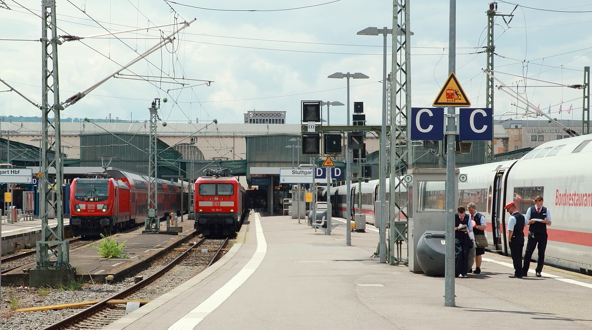 Stuttgart Hauptbahnhof am 10.07.2017: Die Besatzung des ICE 936 bereitet sich auf die Fahrt nach Hamburg-Altona vor, links warten 147 007 und 112 161-5 auf die Abfahrt