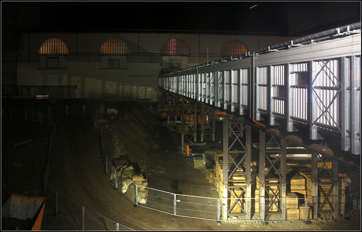 Stuttgart Hauptbahnhof am Abend -

Ein Blick in die nächtliche Baugrube mit einer der Fahrgastbrücken rechts und dem Bonatzbau im Hintergrund.

26.12.2016 (M)