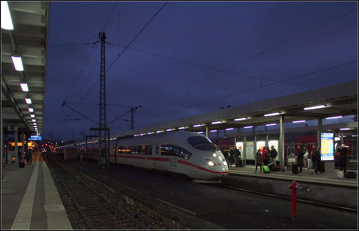 Stuttgart Hauptbahnhof am Morgen -

Einfahrt eines ICE-Zuges auf Gleis 9.

26.12.2016 (M)