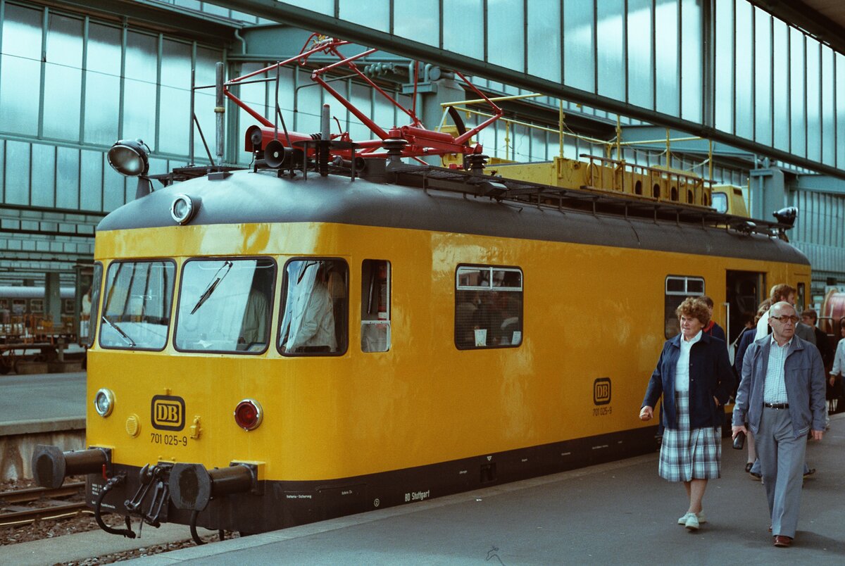 Stuttgart Hauptbahnhof, Arbeitswagen der DB (701 025-9). Datum: 31.05.1984