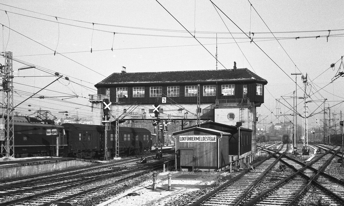Stuttgart HBF__110 456-1 mit Behelfspackwagen passiert das (Reiter-)Stellwerk Nr.2.__29-12-1976