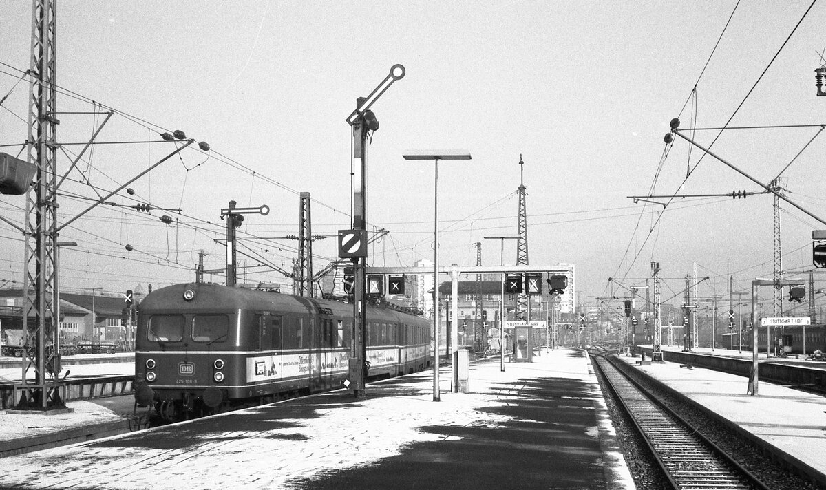 Stuttgart HBF__425 108-8 startet von Gleis 5.__29-12-1976