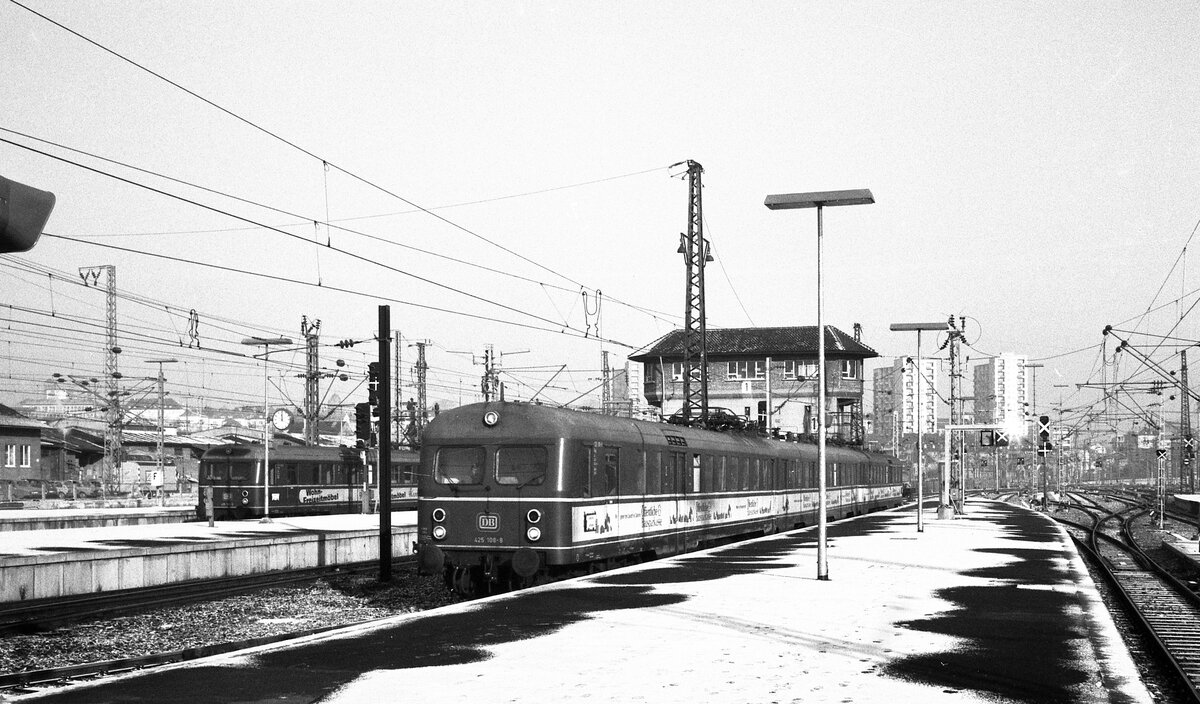 Stuttgart HBF__425 108-8 und zweiter 425er.__29-12-1976