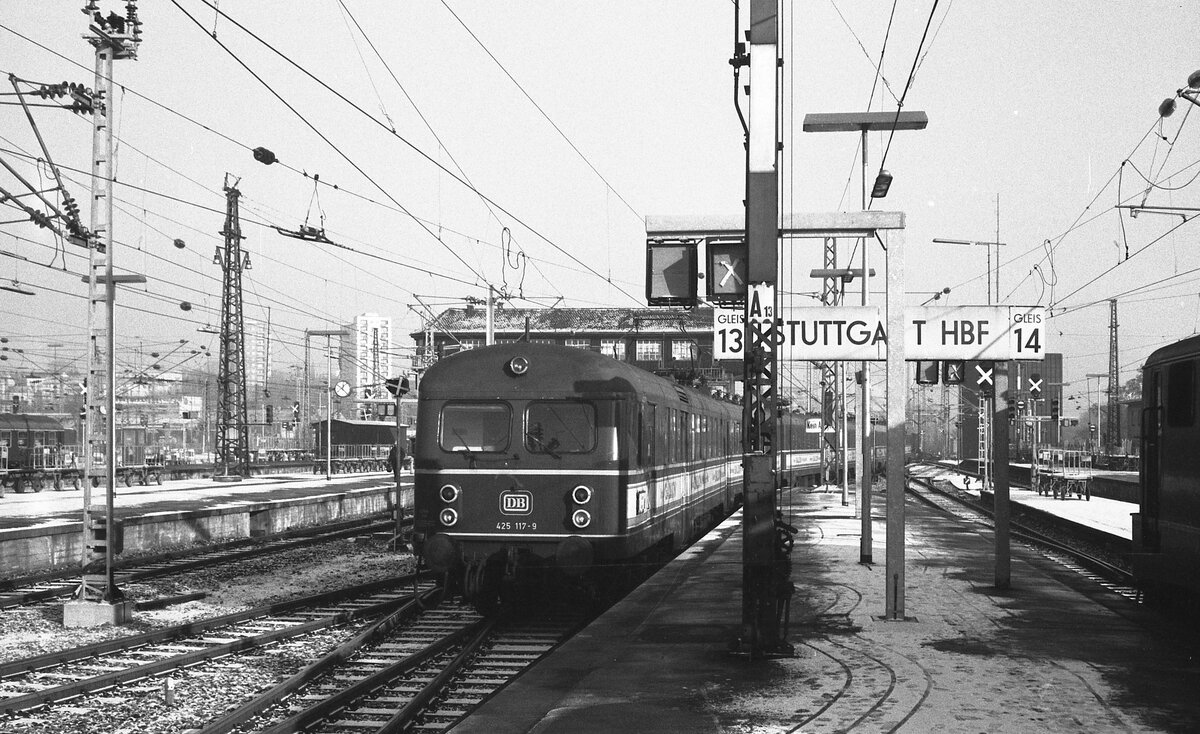 Stuttgart HBF__425 117-9 verläßt Stuttgart Hbf auf Gleis 13.__29-12-1976