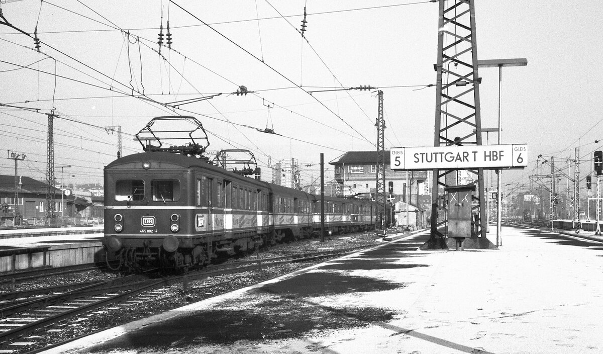 Stuttgart HBF__465 002-4 auf Gleis 4 passiert (Reiter-)Stellwerk Nr.1.__29-12-1976