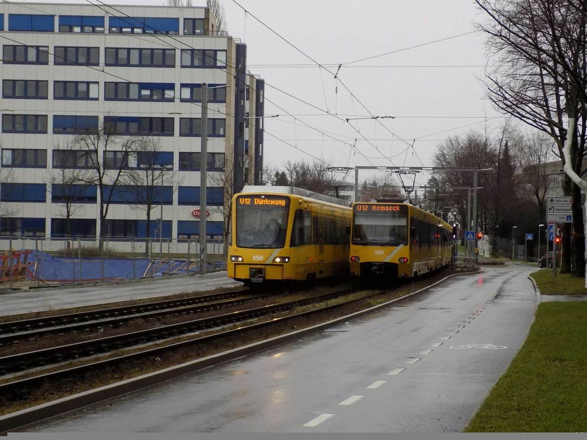 Stuttgart, hier zwischen der Haltestelle Lapp Kabel und Wallgraben begegnen sich die beiden Stadtbahn Fahrzeuge der Linie U12, links die DT8.12 als U12 Richtung Dürrlewang und rechts die DT8.S als U12 Richtung Remseck.