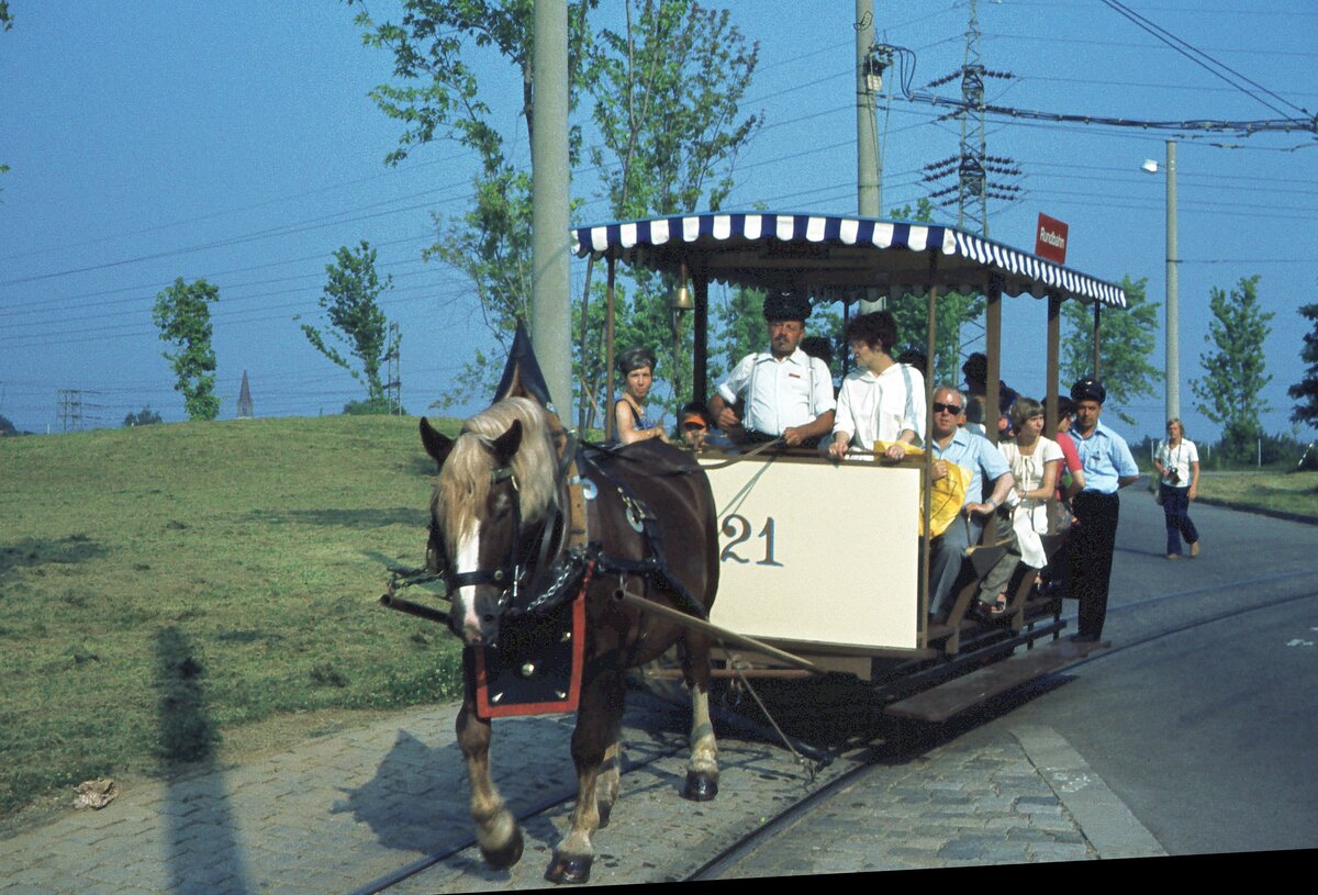 Stuttgart Pferdebahn__Der offene Wagen Nr. 21, der unter Verwendung zweier Arbeits-Loren der 1974 eingestellten Reutlinger Straßenbahn originalgetreu nach Plänen von 1887 von SMS-Mitgliedern aufgebaut wurde, auf dem Rundkurs um die Hw in Stuttgart-Möhringen. Die Spiekerooger Museums-Pferdebahn, bei der Wagen Nr. 21 seit 1981 beheimatet ist, ist quasi die Fortsetzungsgeschichte der Stuttgarter Pferdebahn des 20. Jahrhunderts am andern Ende der Republik. Aber das ist eine Geschichte für sich.
Ein “Nachbau des Nachbaus“ (Wagen Nr.20 von 1992) ist im Straßenbahn-Museum Stuttgart zu besichtigen.
Dazwischen führte das SMS im Sommer 1981 noch sehr erfolgreich einen Pferdebahnbetrieb in Augsburg zum 100. Geburtstag der Augsburger Trambahn durch.
__29-07-1978