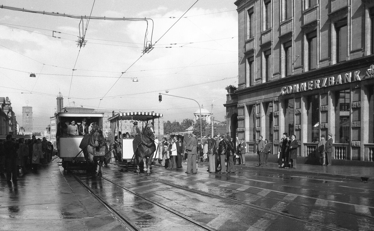 Stuttgart Pferdebahn__Königstraße Wagen 7 und 21 beim Schloßplatz.__30-09-1978
