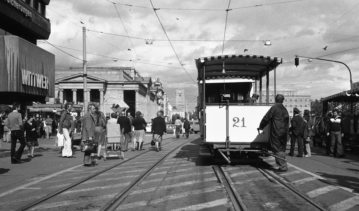 Stuttgart Pferdebahn__Noch fehlt das Pferd... aber gleich kann's losgehen ! Königstraße mit Blick zum Schloßplatz__30-09-1978