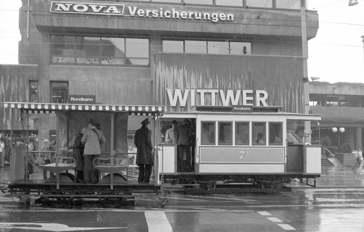 Stuttgart Pferdebahn__Pferdebahnwagen 21 und 7. Auch ein kurzer Regenschauer konnte die Laune nicht verderben. Die Nr.7 hatte bereits ein langes Leben hinter sich, und noch ein bewegtes Leben vor sich. Seit 1899 bei der Reutlingen-Eninger Dampfbahn, am Schluß als ABw, dann nach einer Zeit in der Marxzeller  Sammlung  im Schwarzwald, über Stuttgart, kurzzeitig bei der Spiekerooger Inselbahn, zuletzt im ‘Technoseum‘ in Mannheim ....__30-09-1978