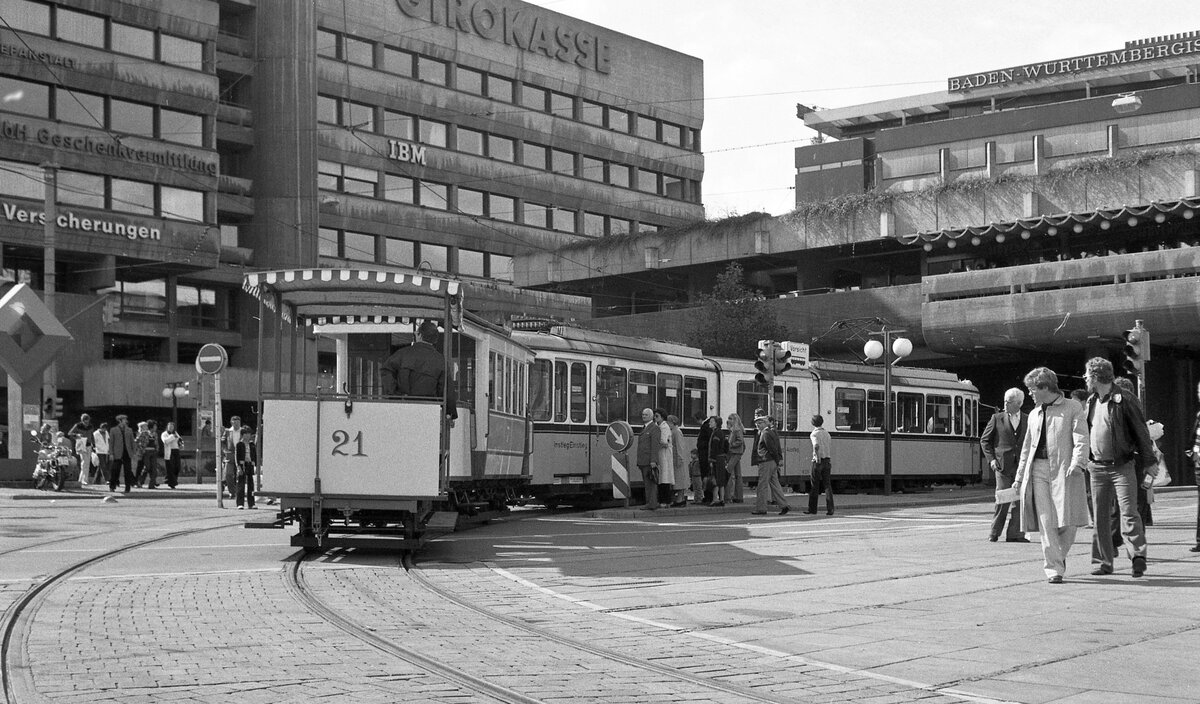 Stuttgart Pferdebahn__Seltsame Zug-Garnituren rumpelten am 30.September und 1. Oktober 1978 über die innerstädtischen SSB-Gleise. Eine nie zuvor und niemals mehr danach dort gesehene Zusammenstellung von Fahrzeugtypen. DoT 925 zieht zwei Pferdebahnwagen zu ihrem Einsatzort. Hier am Schloßplatz auf der Innenstadtschleife unter dem  Kleinen Schloßplatz  hindurch.__30-09-1978
