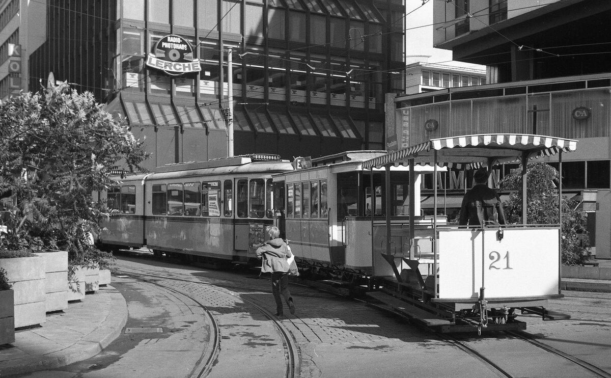 Stuttgart Pferdebahn__Stuttgart vor 45 Jahren: 110 Jahre nach der Betriebsaufnahme der Stuttgarter Pferdebahn gab es im Herbst 1978 wieder Pferdebahnbetrieb, auf der Königstraße in Stuttgart. Anlaß für die Pferdebahn-Fahrten am 30.9 und 1.10.78 war der Start des Verkehrsverbunds Stuttgart (VVS), verbunden mit zeitnahen Veränderungen im Betriebsablauf der Straßenbahn, wodurch auch die Gleise in der oberen Königstraße zur Verfügung standen. __30-09-1978 