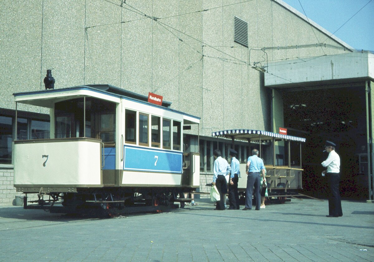 Stuttgart Pferdebahn__Stuttgart vor 45 Jahren: Zum 110-jährigen Jubiläum der Stuttgarter Straßenbahn verkehrten dort im Sommer 1978 nach über 80 Jahren wieder Pferdebahnen. Die Konzession für den Betrieb einer Pferde-Straßenbahn hatte der Stuttgarter Unternehmer Schöttle, der eine solche in Paris gesehen hatte, bereits 1862 erhalten, allerdings unter Auflagen die die Betriebsaufnahme bis 1868 verzögerten, währenddessen Berlin und Hamburg ihre Pferdebahnen bereits in Betrieb genommen hatten, so daß Stuttgart erst als dritte Stadt in Deutschland seine Bahn bekam. Im Bild die zwei vom Straßenbahnmuseum Stuttgart (SMS) umgebauten (Wagen 7) bzw. nach Original-Plänen von 1887 auf historischem Fahrgestell nachgebauten (Wagen 21) vor der Hw der SSB in Stuttgart-Möhringen, wo ein Wochenende lang ein Rundkurs im Außengelände betrieben wurde.__29-07-1978 