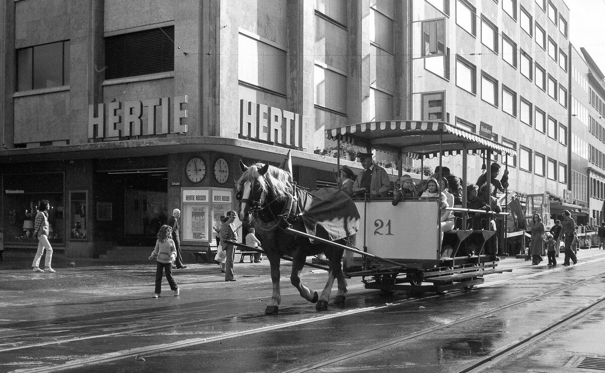 Stuttgart Pferdebahn__Wagen 21 auf der Königstraße.__30-09-1978
 
    