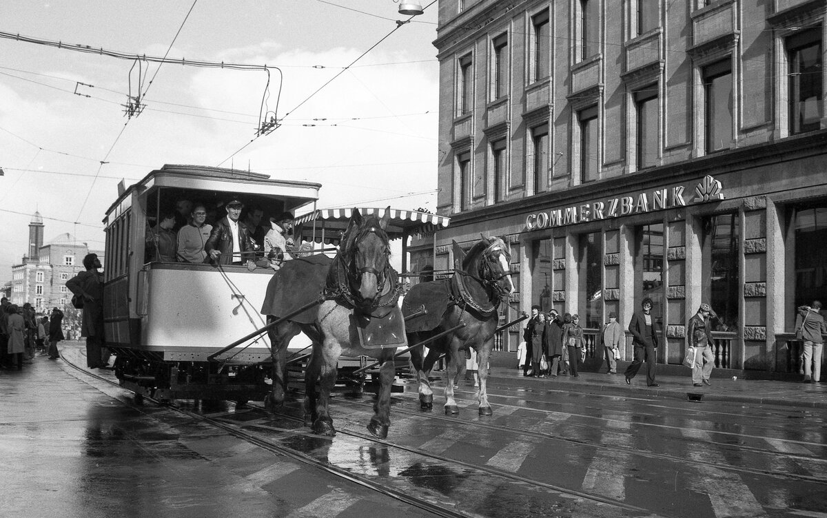 Stuttgart Pferdebahn__Wagen Nr. 7 ist startklar. Als Ein-Spänner mit einem der beiden Kaltblüter aus S-Kaltental.__30-09-1978