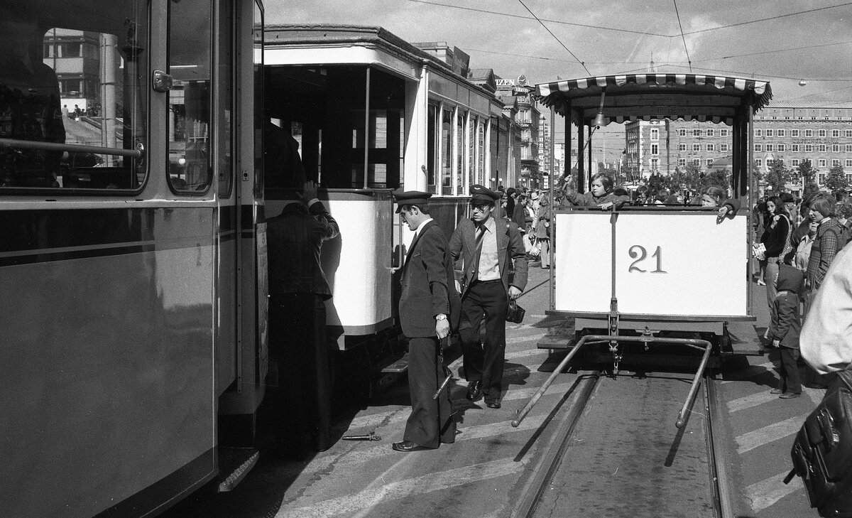 Stuttgart Pferdebahn__Wagen Nr.7 wird vom DoT4 abgehängt. Die Altgesellen der Stuttgarter Straßenbahn-Museums-Szene werden einige Gesichter auf den Bildern wiedererkennen. Hans Roll aus Pforzheim (+2021), einer der engagierten Straßenbahn-Enthusiasten der ersten Stunde, hatte als Mitglied im SMS (Straßenbahn-Museum Stuttgart) dort die Initialzündung ausgelöst, zwei Pferdebahnwagen aufs Gleis zu setzen. Roll hatte einen Beiwagen [Rastatt 1899] der ehemaligen Reutlingen–Eninger Dampfbahn, der später bei der elektrischen Straßenbahn Reutlingen als Bw, dann als ABw Dienst tat, erworben.  Mei Wächele  sagte er immer. Das war dann der Wagen Nr.7 (der keine 100%ige Übereinstimmung mit einem Vorbild hat). Dazu gesellte sich bald der offene Wagen Nr. 21, der unter Verwendung zweier Arbeits-Loren der 1974 eingestellten Reutlinger Straßenbahn originalgetreu nach Plänen von 1887 von SMS-Mitgliedern aufgebaut wurde.__30-09-1978 