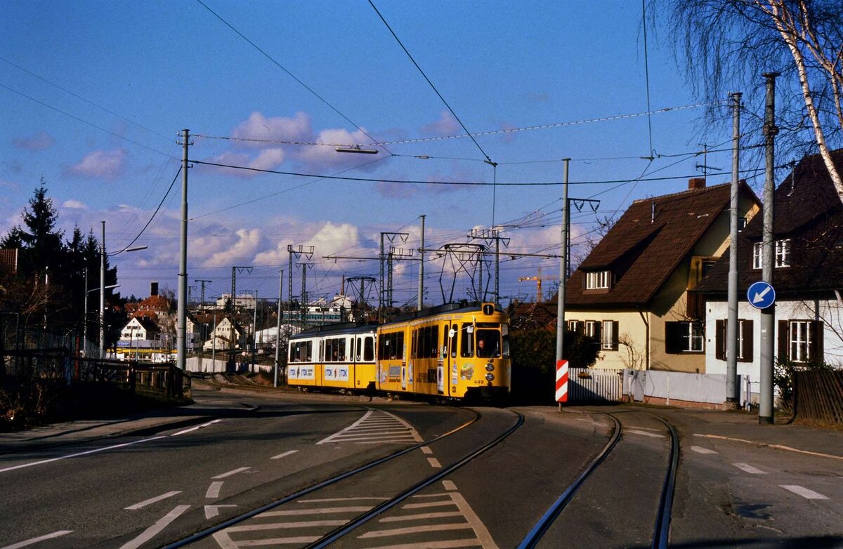 Stuttgart-Rohr: Ein Stuttgarter GT4 Stra�enbahnzug unmittelbar vor der engen Schleife der Linie 1.
Datum: 26.03.1986 