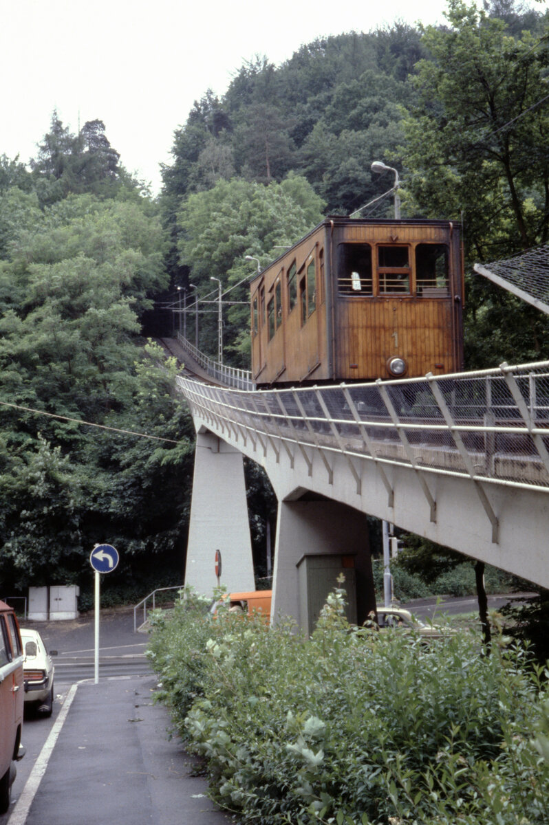 Stuttgart SSB am 1. Juli 1980: Wagen 1 der Stuttgarter Standseilbahn im Stadtteil Heslach. Diese Seilbahn ist 0,536 km lang; die Spurweite ist 1000 mm.
