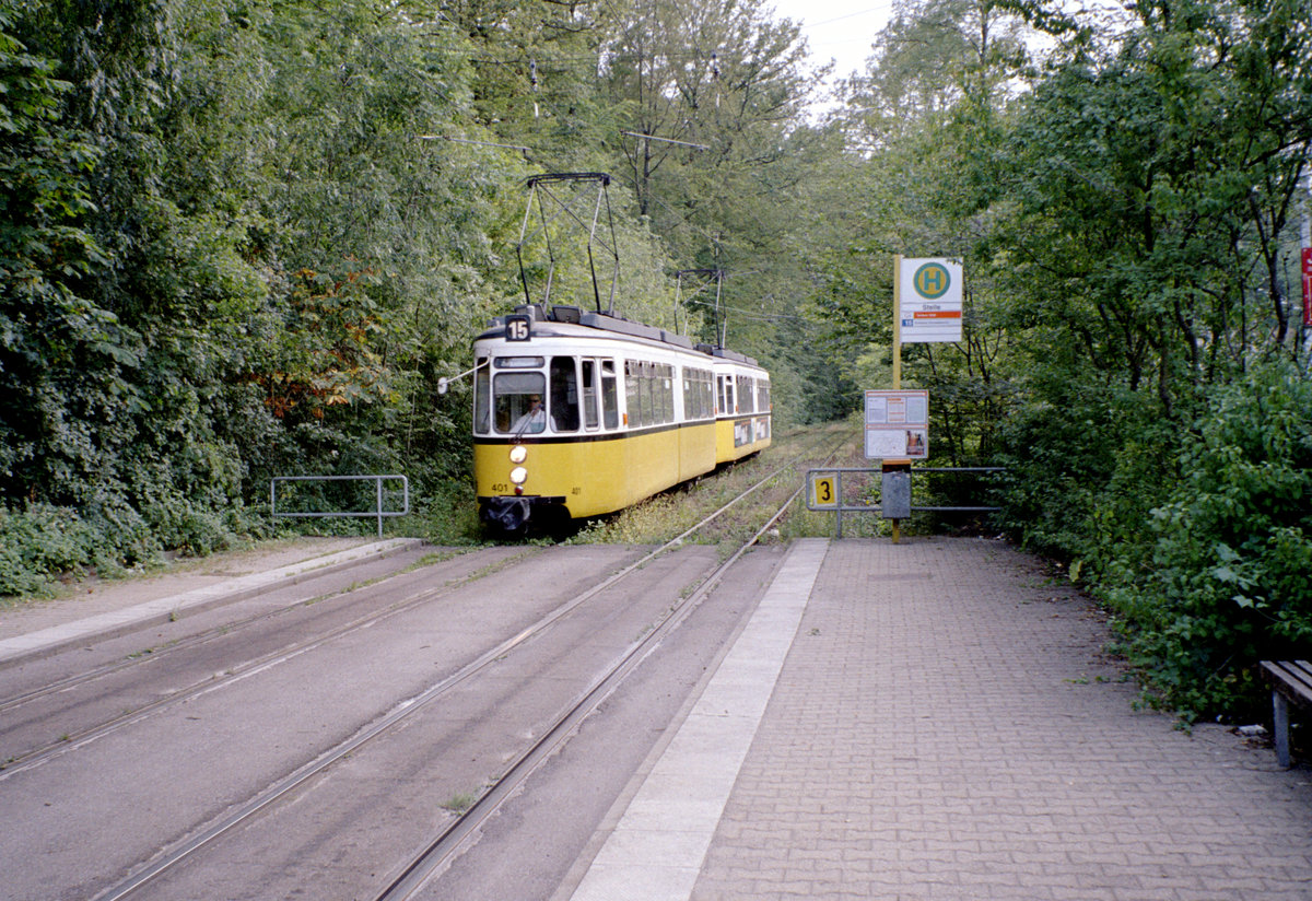 Stuttgart SSB: Der GT4 401 (Maschinenfabrik Esslingen Typ 31.2) auf der SL 15 erreicht am 28. Juli 2006 die Haltestelle Stelle. - Scan eines Farbnegativs. Film: Kodak FB 200-6. Kamera: Leica C2.