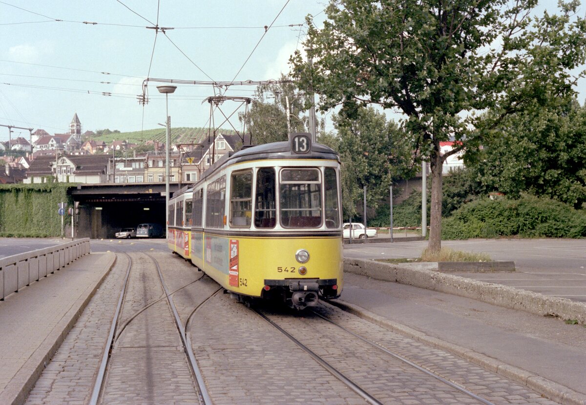 Stuttgart SSB SL 13 (Maschinenfabrik Esslingen-GT4 (Typ 31.1) 542, Bj 1960) Untertürkheim, Inselstraße / Wunderstraße am 8. Juli 1979. - Scan eines Farbnegativs. Film: Kodak Kodacolor II. Kamera: Minolta SRT-101.