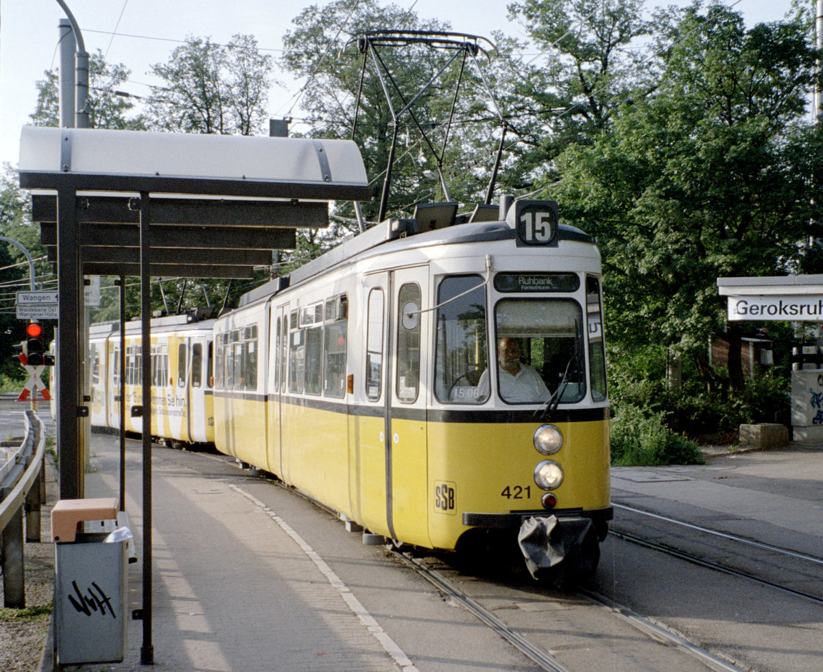 Stuttgart SSB SL 15 (Maschinenfabrik Esslingen-GT4 Typ 31.2 421) Hst. Geroksruhe am 28. Juli 2006. - Scan eines Farbnegativs. Film: Kodak FB 200-6. Kamera: Leica C2.