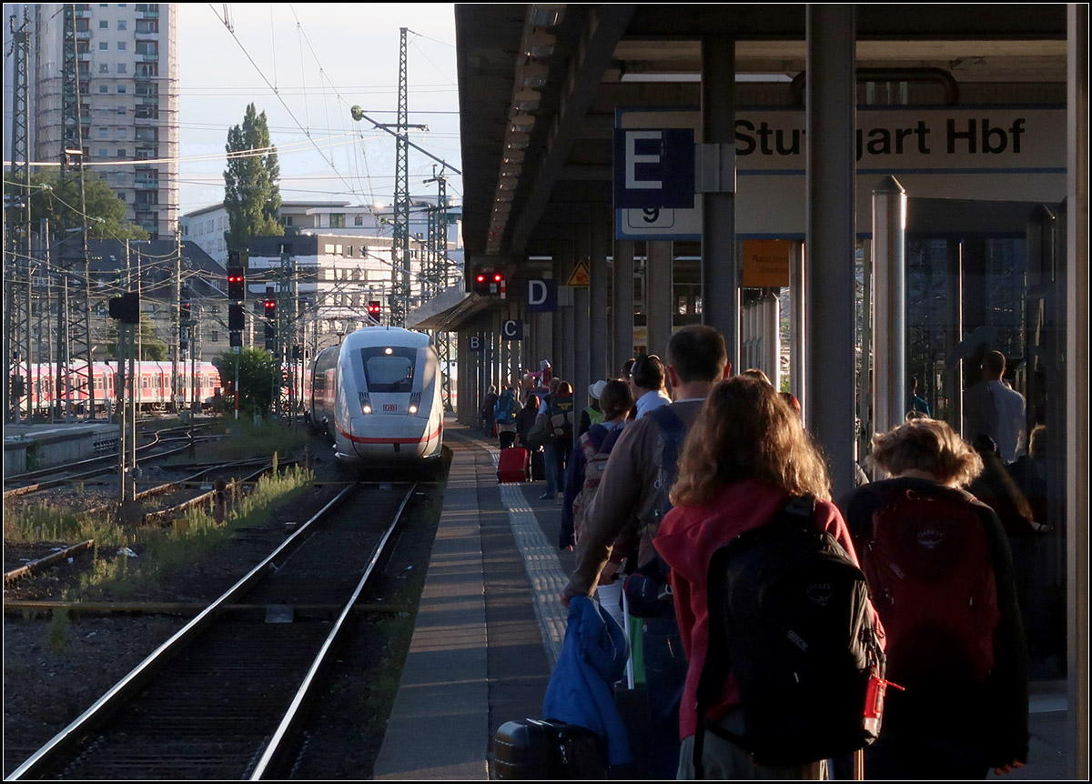 Stuttgart: Start zu einer (bahn)-fotografischen Rundreise -

Nachdem mich eine S-Bahn der Baureihe 430 (ein solcher Zug im Hintergrund erkennbar) war ich positiv überrascht statt eines ICE 1-Zuges einen ICE 4 einfahren zu sehen. So konnte ich diesen Zug auch mal als Reisender erleben. Ich war allerdings froh, ihn in Mannheim wieder verlassen zu können. Das Raumgefühl auf den Zwei-Plätzen ist durch die sehr voluminösen Rückenlehnen doch sehr unangenehm. 

14.08.2018 (M)