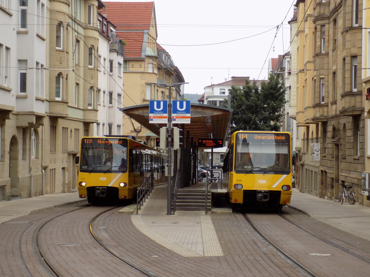 Stuttgart,
auf dem Streckenabschnitt zwischen Hölderlinplatz und Berliner Platz (Liederhalle hat die U4 vom 08.-23.06.2019 Verstärkung von der Linie U2, auf grund von Baumaßnahme zwischen Schloss-/Johannesstraße und Vogelsang wird die U2 vom Berliner Platz (Hohe Straße) zum Hölderlinplatz umgeleitet, hier auf dem Bild vom 09.06.2019 steht links in der Endhaltestelle Hölderlinplatz ein DT8.S 4113/4114 als U2 abfahrt bereit nach Neugereut, rechts steht eine DT8.4 3059/3060 als U4 Richtung Untertürkheim Bf wo Grad angekommen ist und als erstes wieder weggefahren ist.