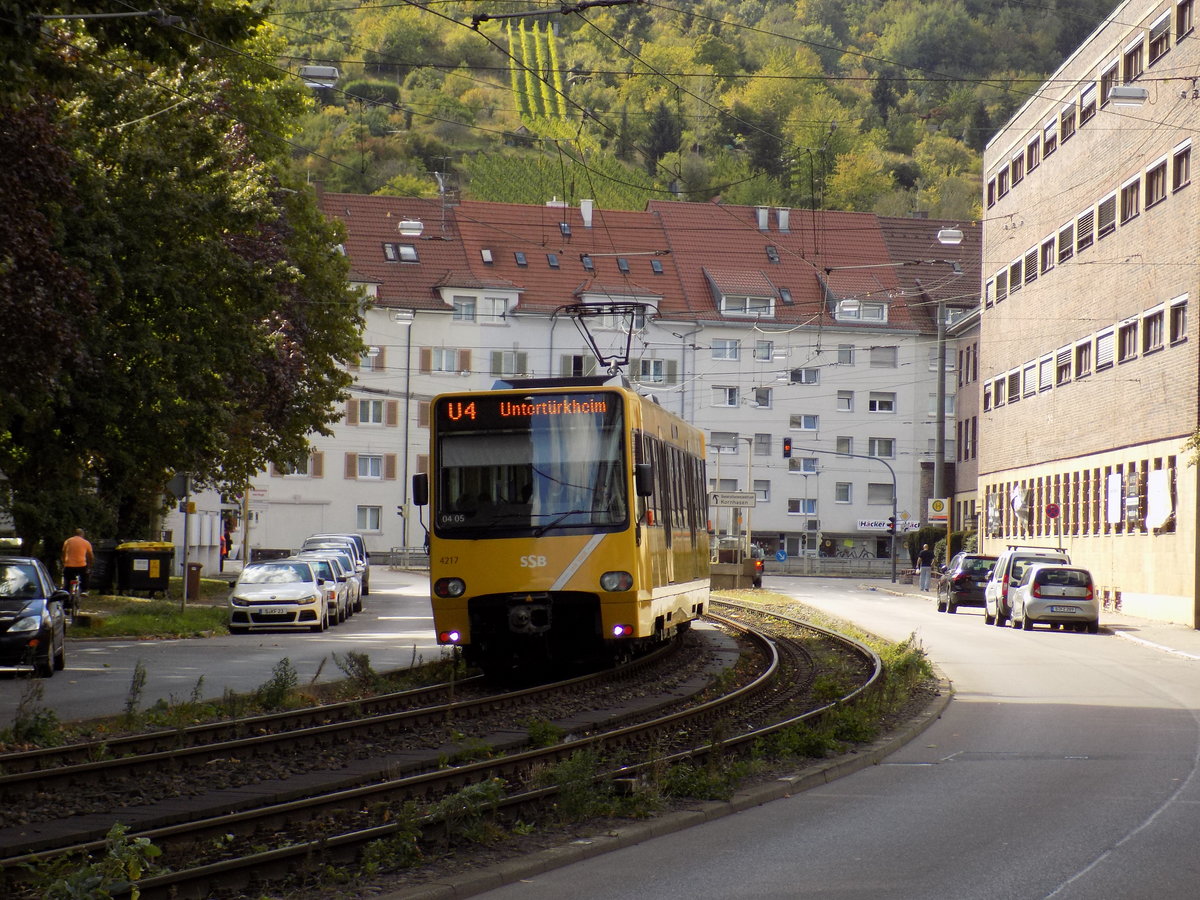 Stuttgart,
eine DT8.S 4217/4218 wo in denn Übergang von Sonne in denn schatten fahrt zwischen Inselstraße und Wasenstraße als U4 nach Untertürkheim Bahnhof.