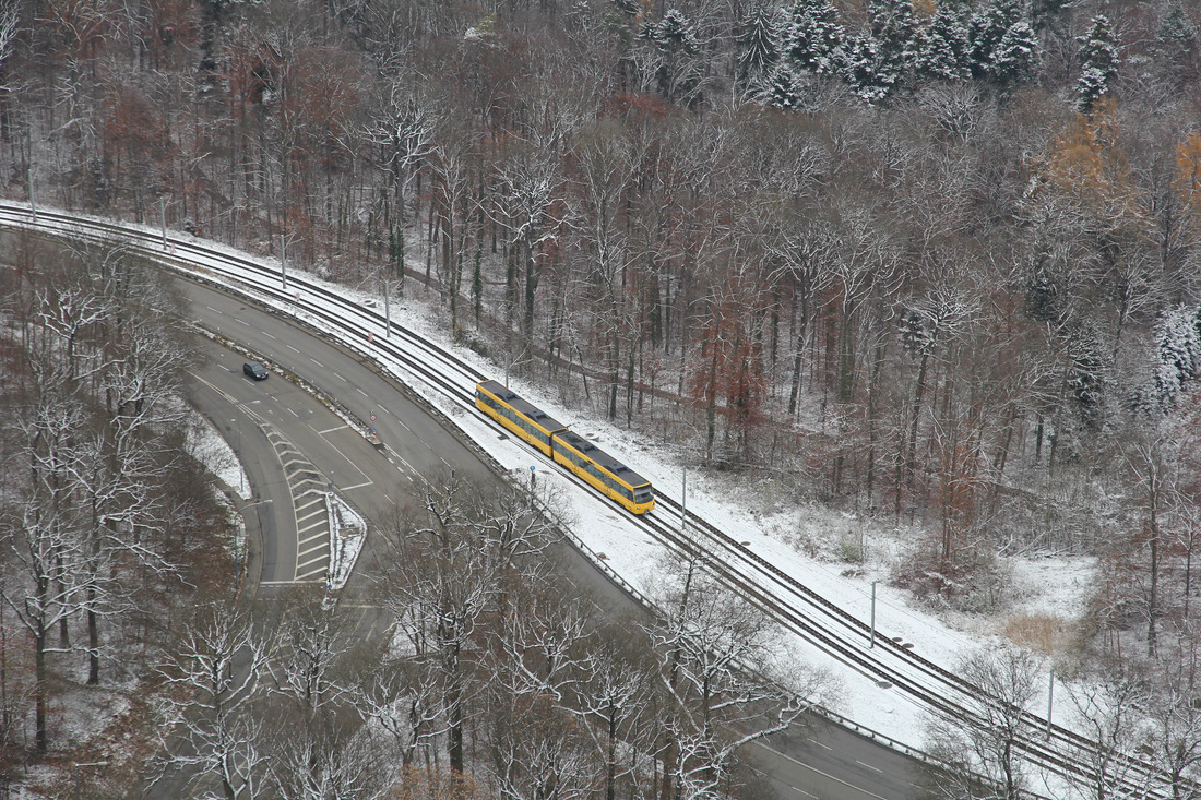Stuttgarter Straßenbahnen AG (Fahrzeugnummer unbekannt) // Stuttgart (aufgenommen vom Fernsehturm Ruhbank) // 3. Dezember 2017