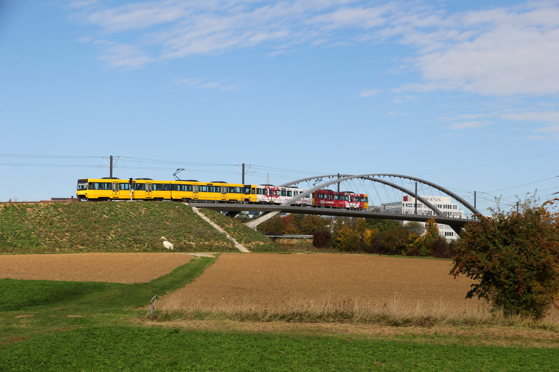 Stuttgarter Straßenbahnen AG (Fahrzeugnummer unbekannt) // Brücke über die A 8 an der Stradtgrenze zwischen Stuttgart und Leinfelden-Echterdingen. // 10. Oktober 2022