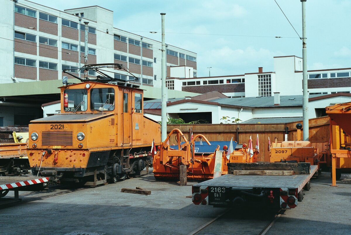Stuttgarter Stra�enbahnen (SSB), Betriebshof Stuttgart-Wangen, Bauzuglok 2021 (fr�here Tr�mmerlok) und weitere Arbeitswagen, u.a. Transportlore 2163 (1984)