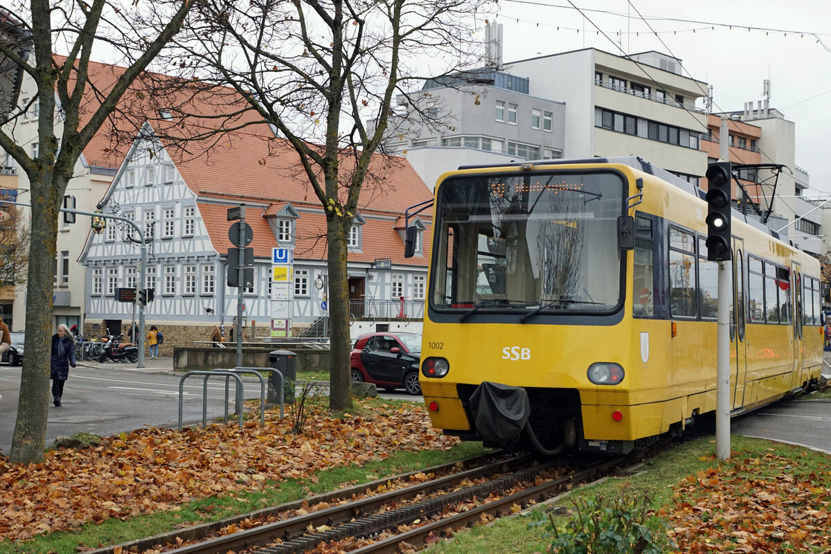 Stuttgarter Strassenbahnen (SSB).
Mit den Zahnradtriebwagen ZT4 1001 und ZT4 1002 aus dem Jahre 1982 auf der  ZACKE  zwischen Marienplatz und Degersloch unterwegs am 17. November 2021.
Foto: Walter Ruetsch 