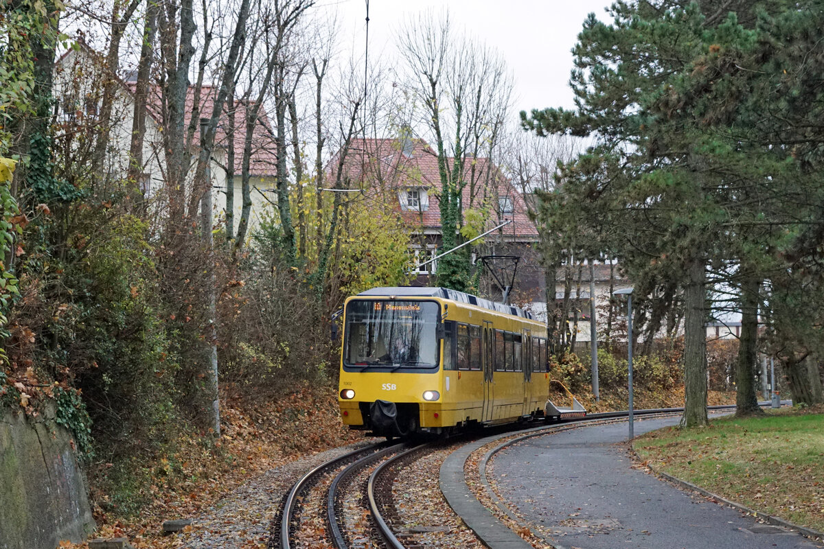 Stuttgarter Strassenbahnen (SSB).
Mit den Zahnradtriebwagen ZT4 1001 und ZT4 1002 aus dem Jahre 1982 auf der  ZACKE  zwischen Marienplatz und Degersloch unterwegs am 17. November 2021.
Foto: Walter Ruetsch 