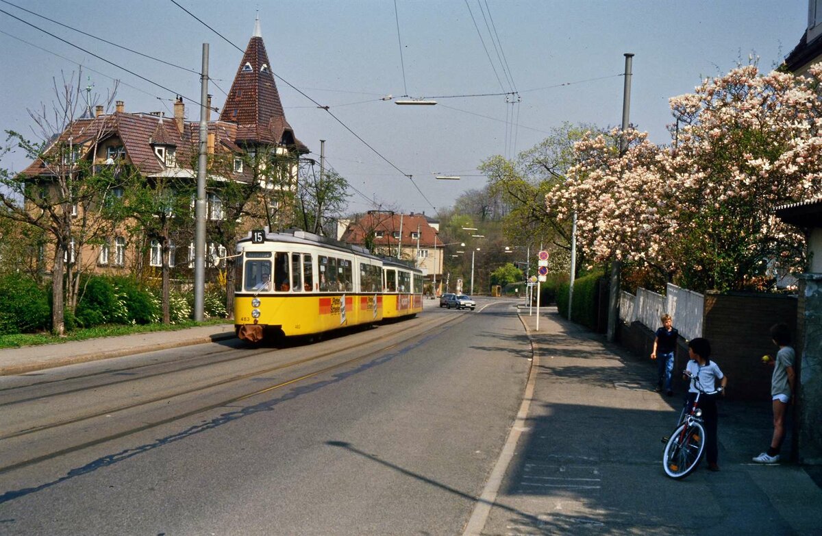 Stuttgarter Stra�enbahnlinie 15 im Fr�hling! TW 483 und BW 654 bei der Haltestelle Heidehofstra�e neben einem der sch�nsten (noch!) erhaltenen H�user der Stadt (21.04.1985)