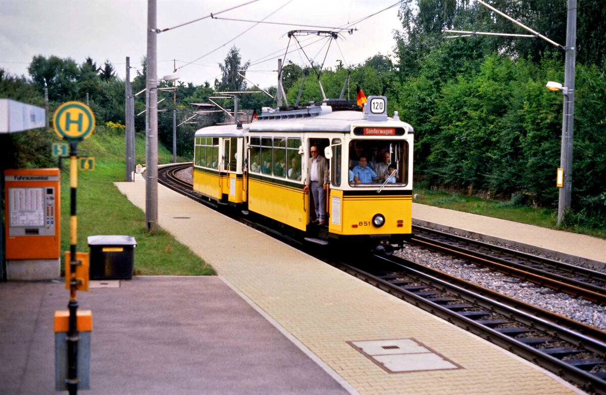 Stuttgarter Stra�enbahnsonderzug (TW 851 und BW 1390) bei der M�hringer Station Parksiedlung (Datum leider unbekannt)
