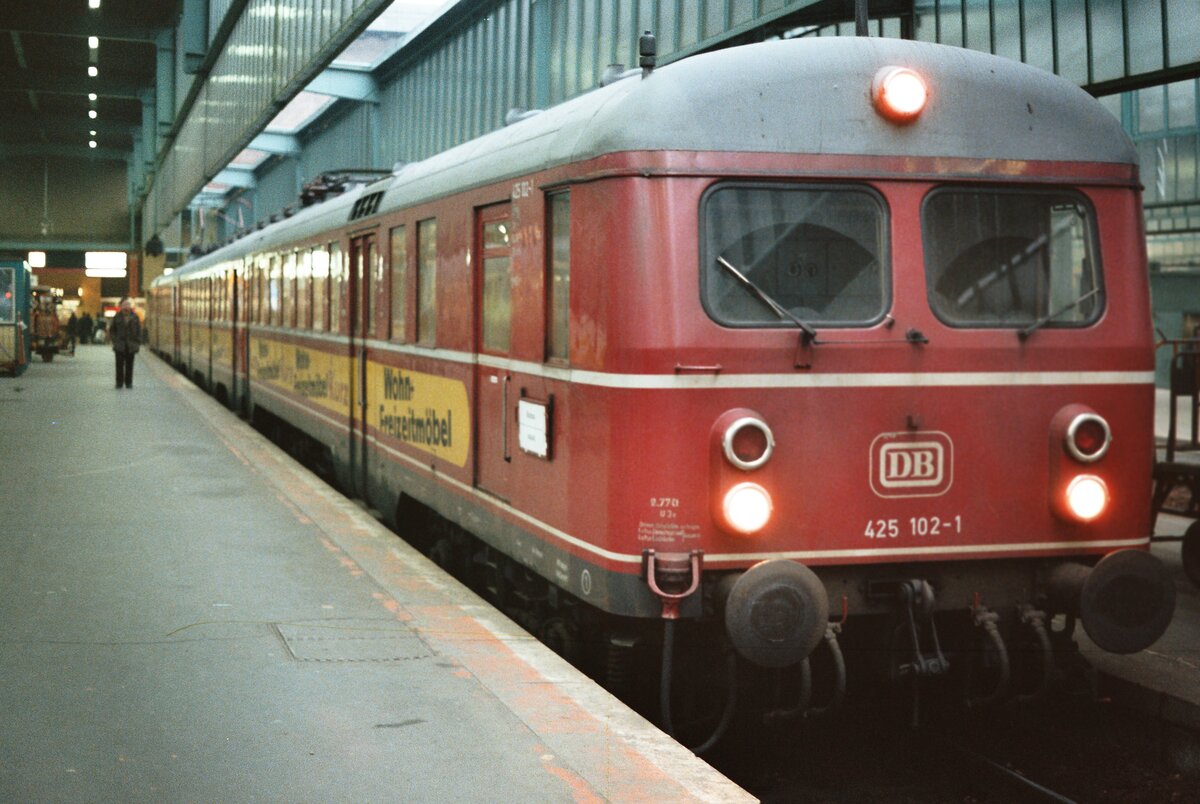 Stuttgarter Vorortzug 425 102-1 ( zuvor ET 25) im Hauptbahnhof von Stuttgart, 24.02.1984