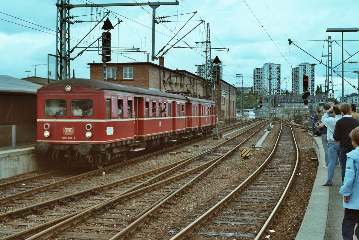 Stuttgarter Vorortzug der DB-Baureihe 465 fährt auf Gleis 1  in den Stuttgarter Hauptbahnhof ein (31.05.1984)